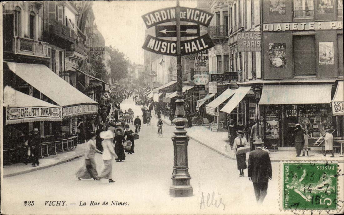 Vichy CPA the street of Nimes