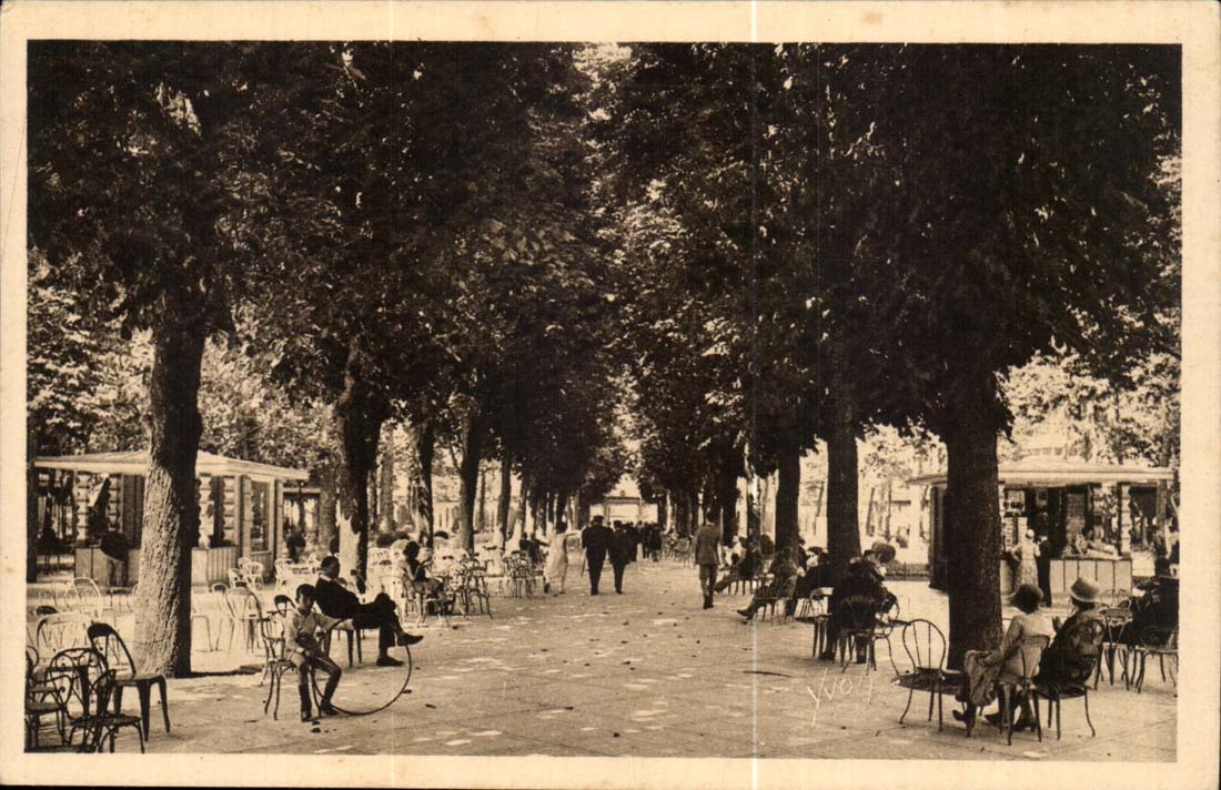Vichy CPA the central alley of the park of the sources