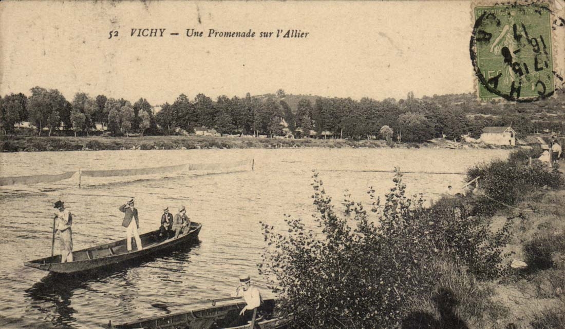 Vichy CPA a walk on Allier