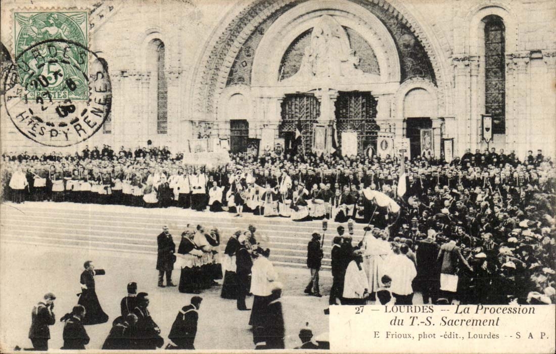 Lourdes CPA the procession of the TS Sacrement