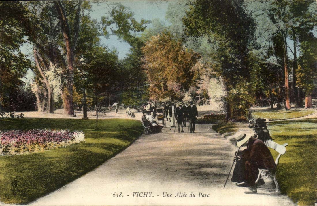 Vichy CPA an alley of the park