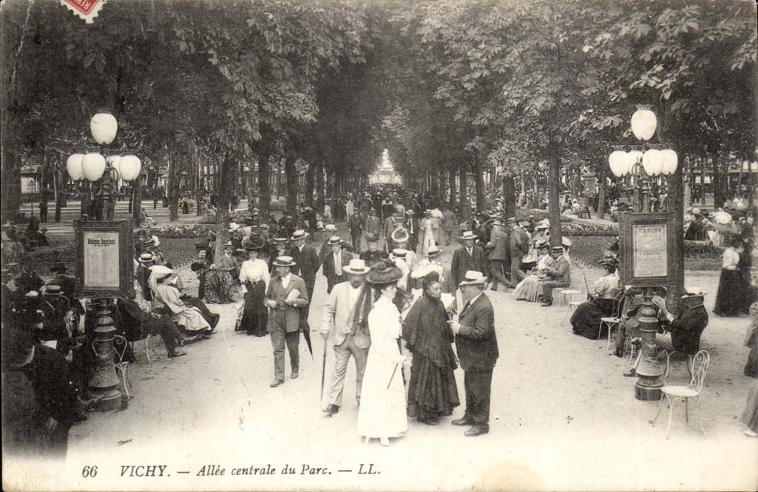 Vichy CPA central Ale of the park