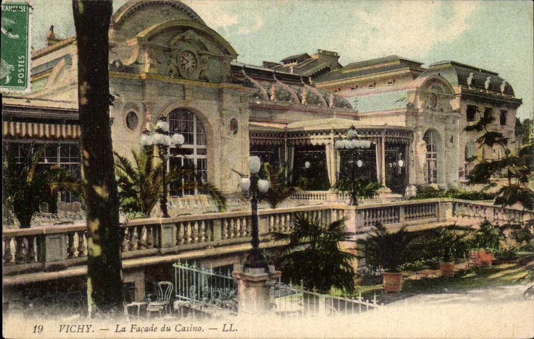 Vichy CPA the frontage of the casino