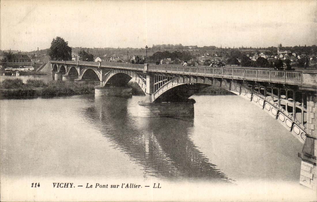 Vichy CPA the bridge on Allier