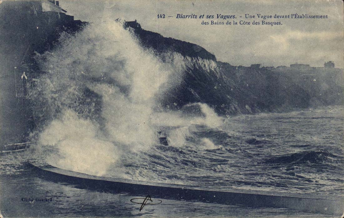 Biarritz CPA Une vague devant l'etablissement des bains de la cote des Basques