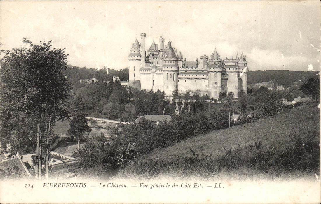 Pierrefonds CPA le chateau vue generale du Cote Est