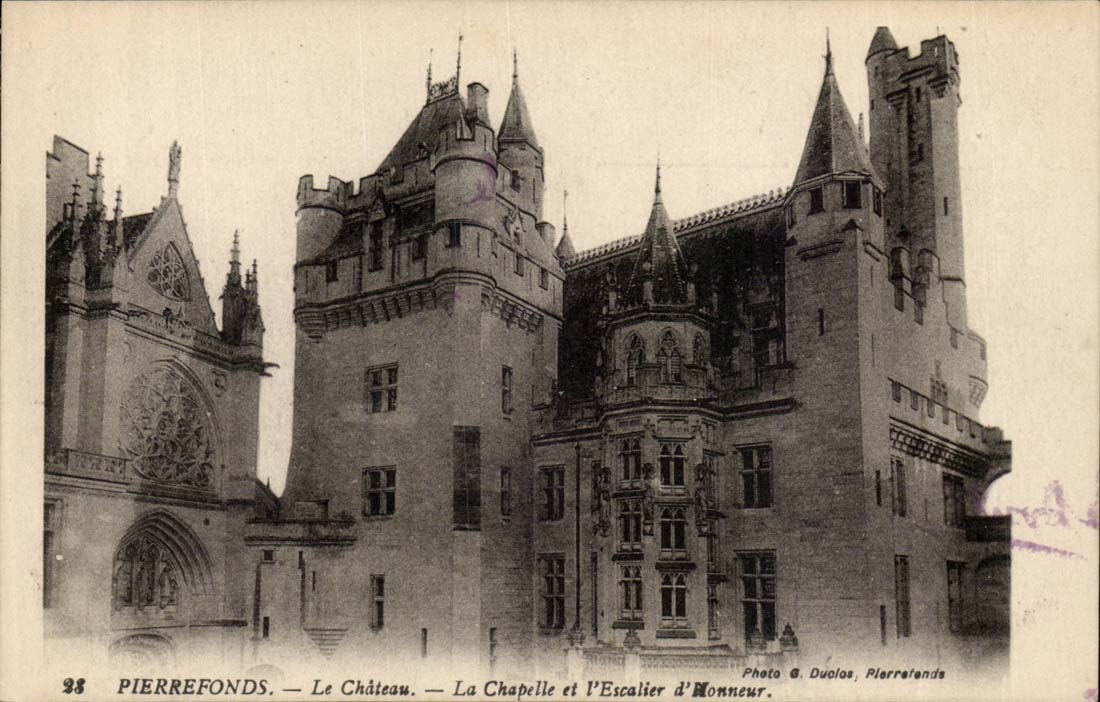 Chateau de Pierrefonds CPA La chapelle et l'escalier d'honneur