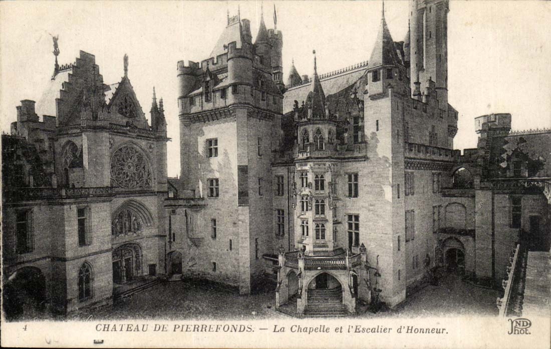 Chateau de Pierrefonds CPA La chapelle et l'escalier d'honneur