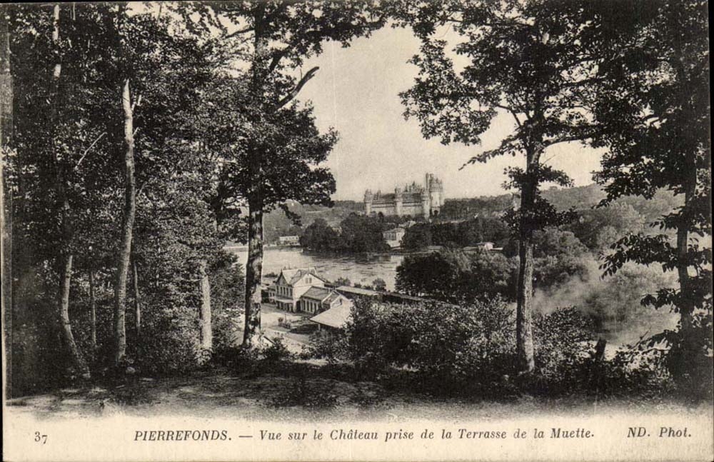 Chateau de Pierrefonds CPA Vue sur le chateau prise de la terrasse de la Muette