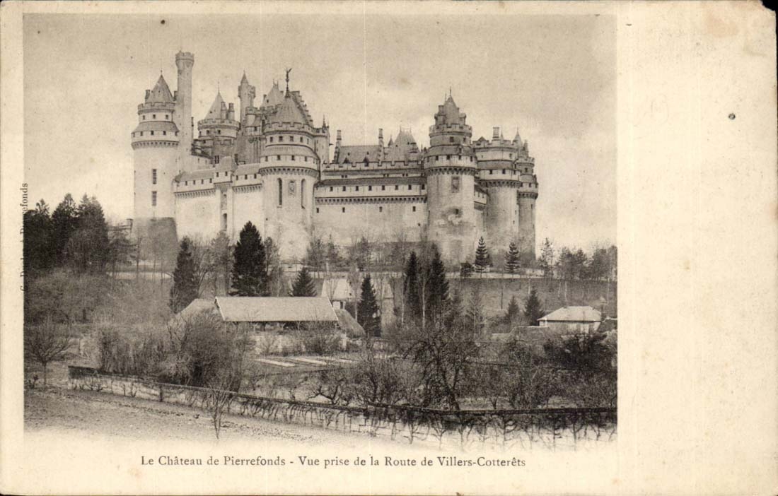 Chateau de Pierrefonds CPA Vue prise de la route de villers Cotterets