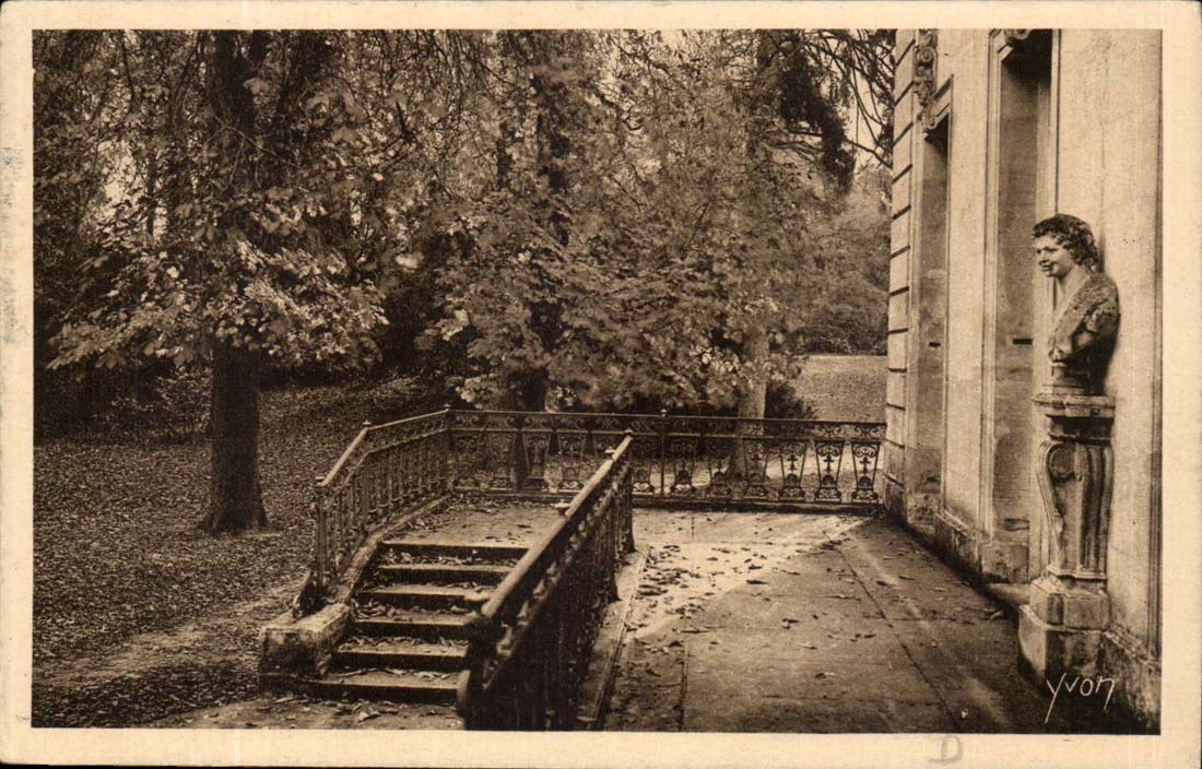 Versailles CPA Entrance of Trianon under wood