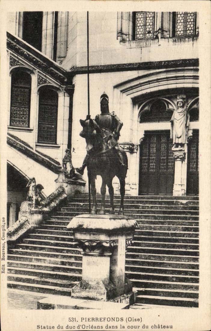 Pierrefonds CPA statue du duc d'Orleans dans lac our du chateau