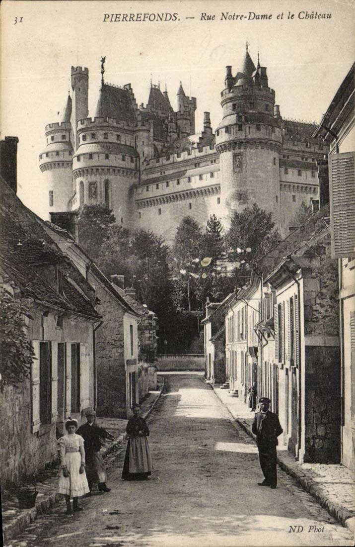 Pierrefonds CPA Rue Notre Dame et le chateau