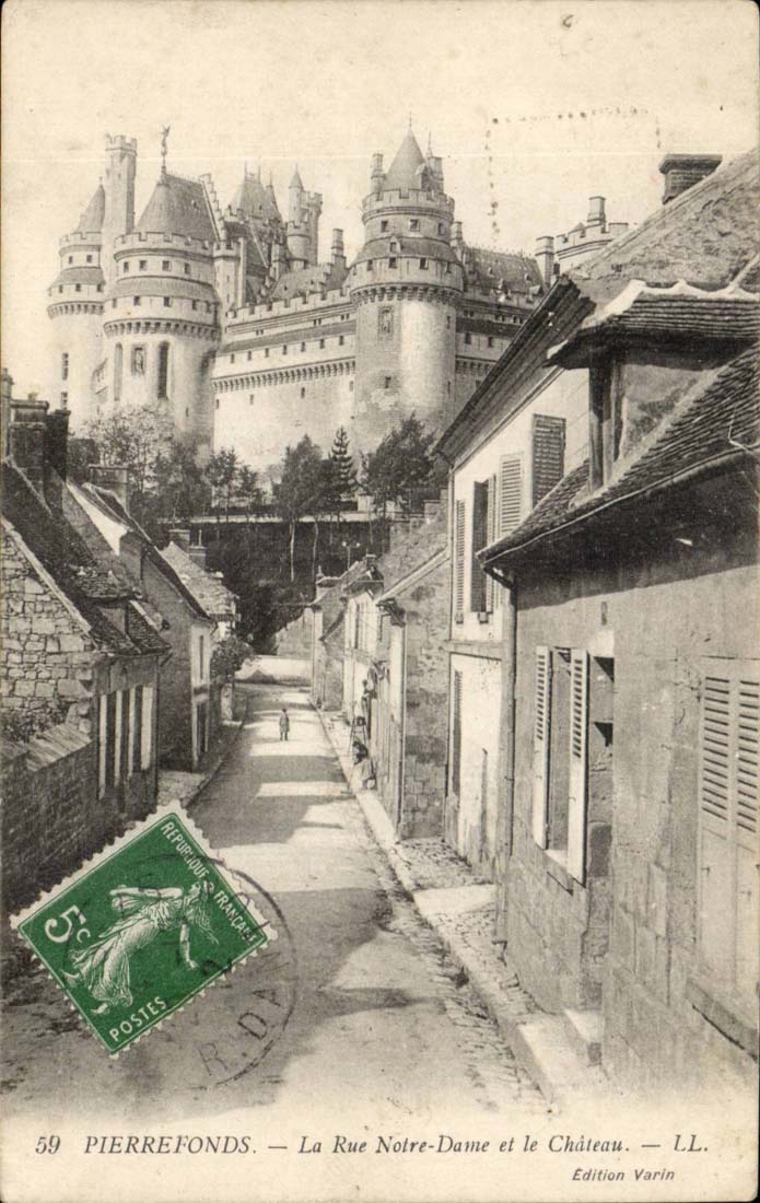 Pierrefonds CPA La rue Notre Dame et le chateau