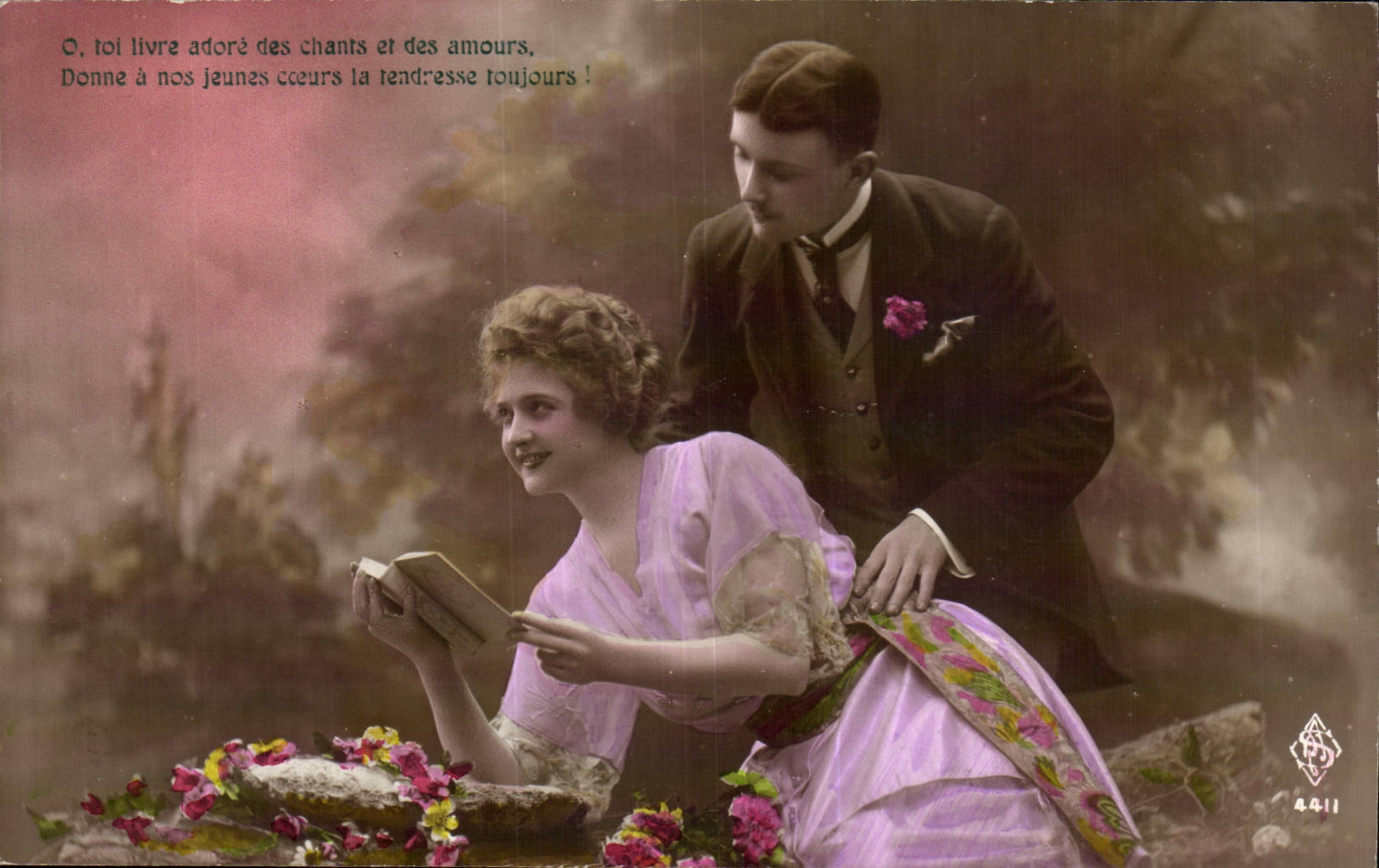 Fantaisie - Couples - O toi livre adore des chants et des amours Donnes a nos jeunes coeurs ta tendresse tou CPA 