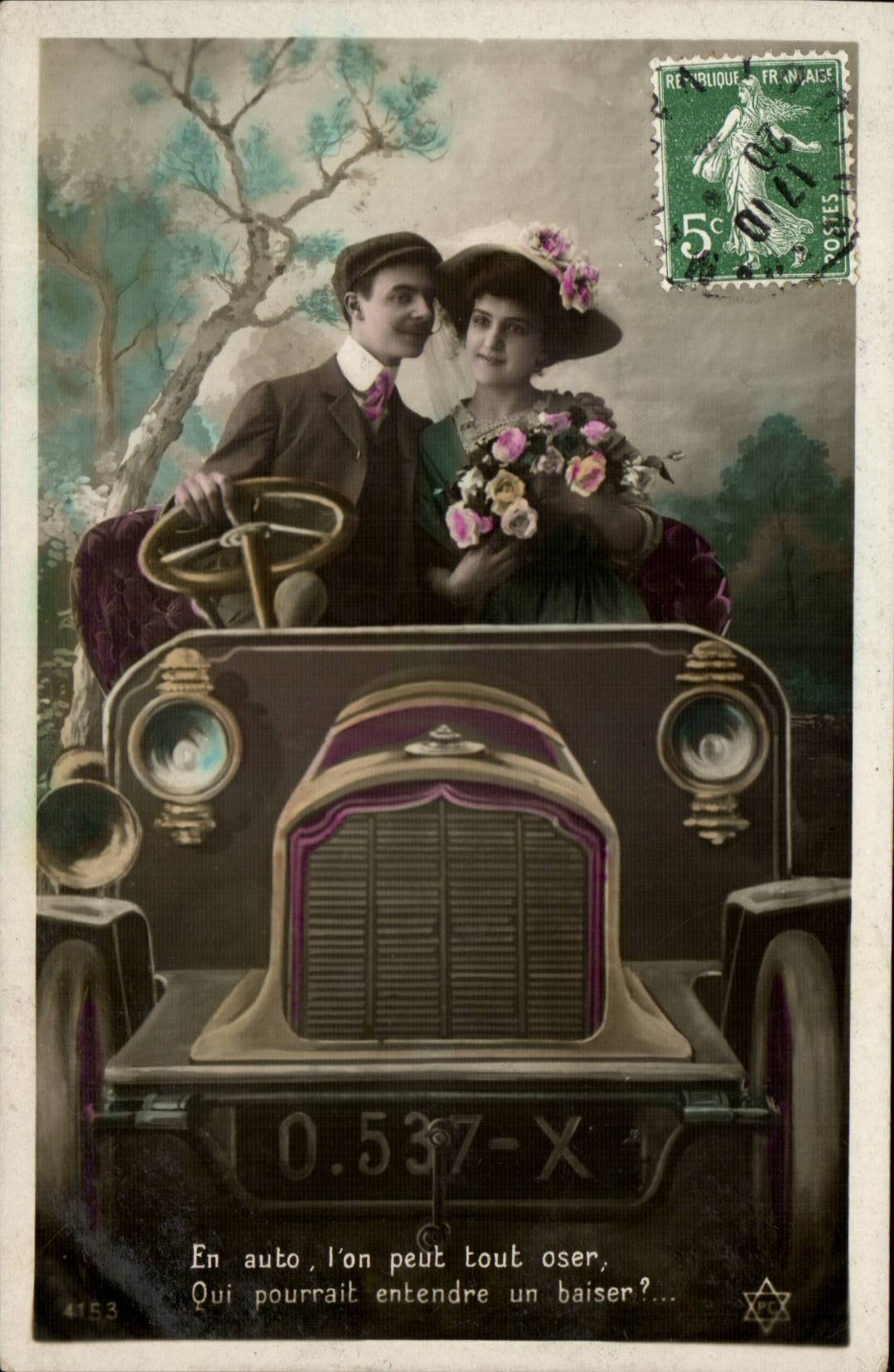 CPA FAntaisie Couple En auto on peut tout oser qui pourrait entendre un baiser ? (femme automobile)