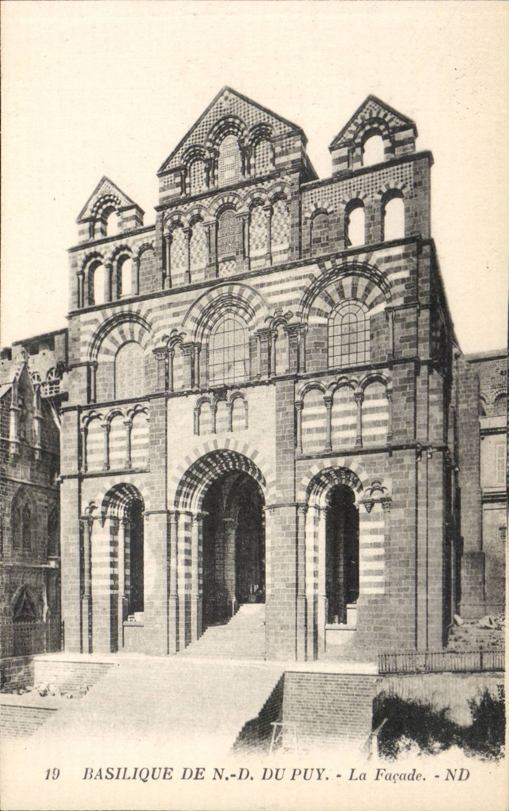 Basilique de Nd du Puy CPA La facade