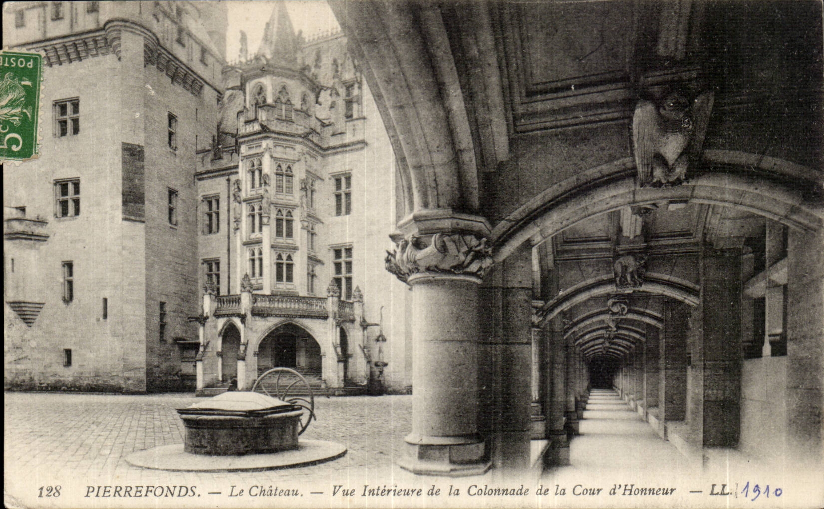 Pierrefonds - das Schloss - Innenanblick der Kolonnade des Haupthofes - CPA