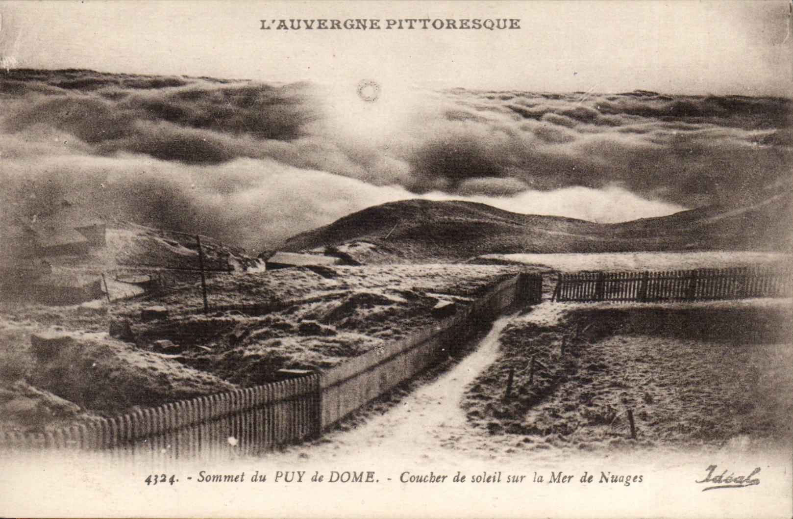 CPA Auvergne Summit of Puy de Dome Sunset on the sea of clouds