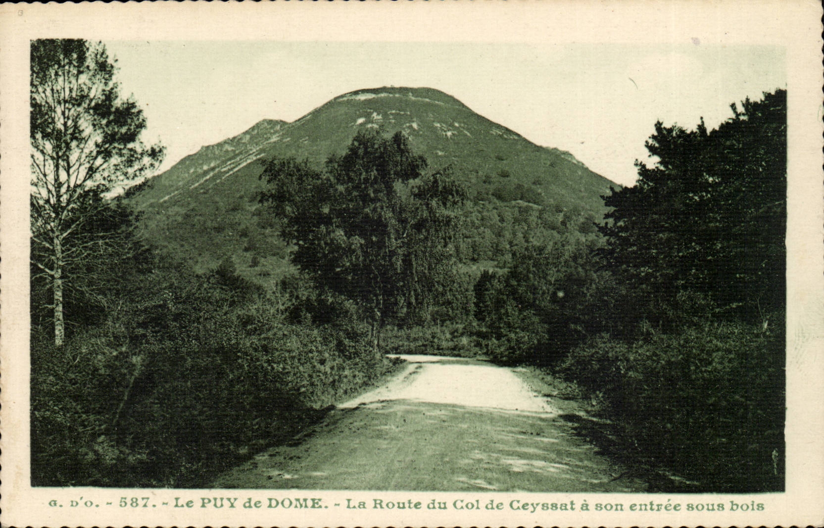 CPA Auvergne Puy de Dome the road of the collar of Ceyssat has its Entering under wood