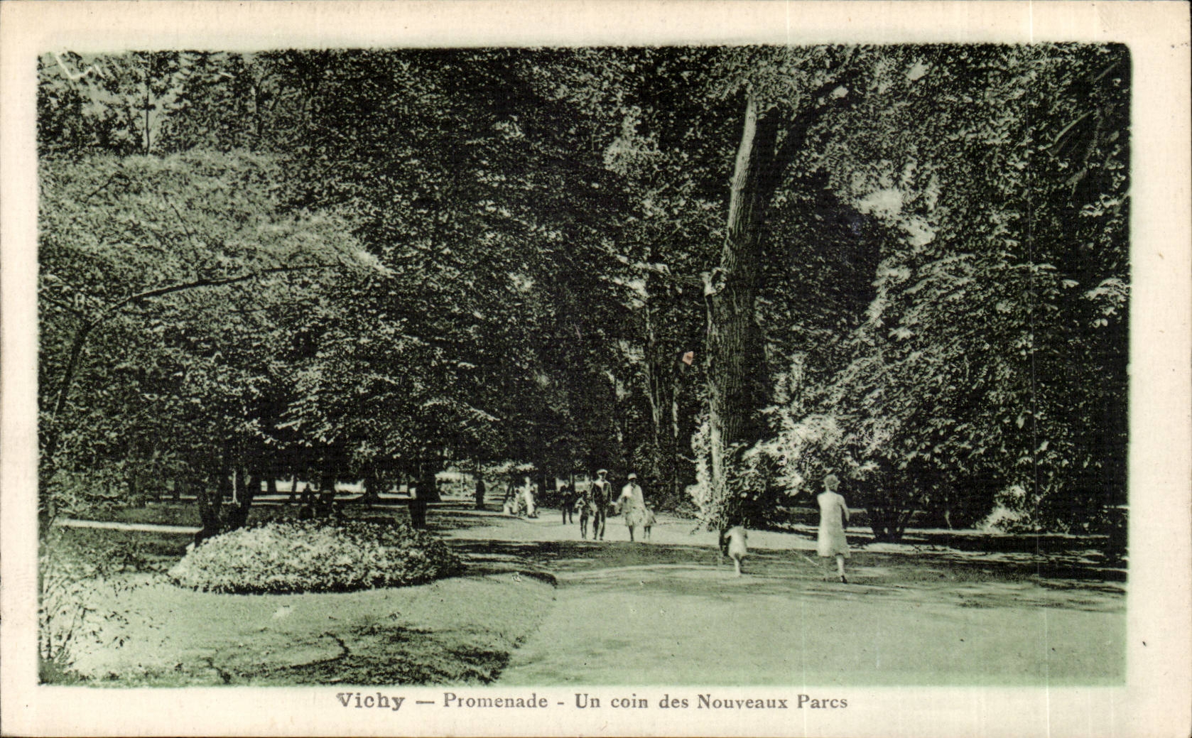 Vichy CPA Promenade Un coin des nouveaux parcs