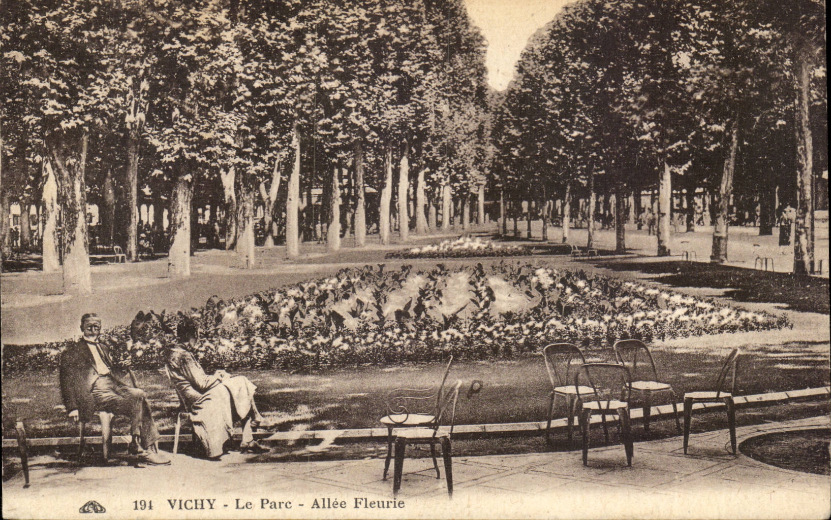 Vichy CPA the park Allee flowered