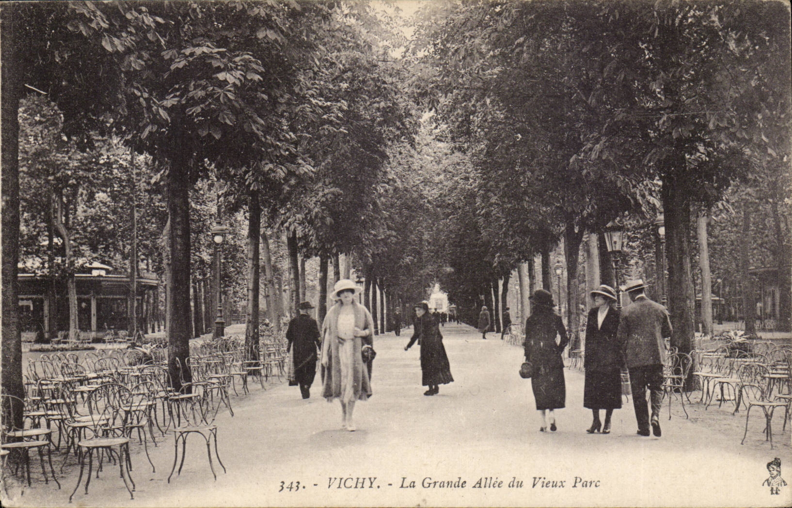 Vichy CPA the large alley of the old park