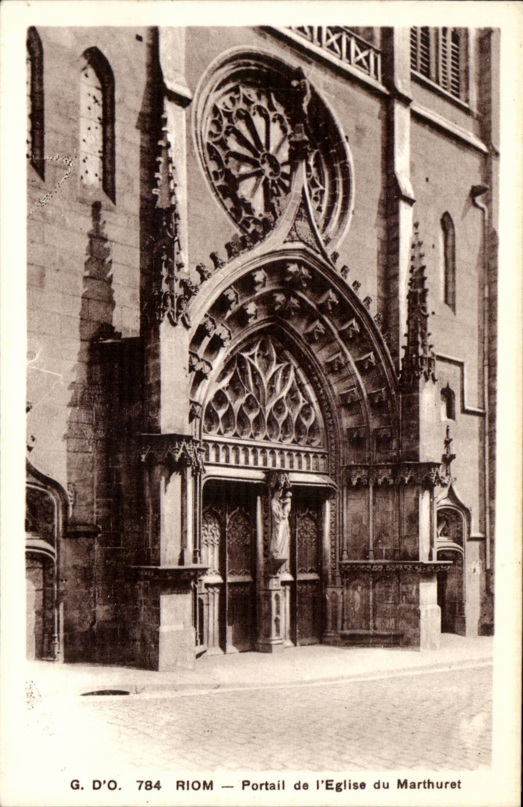 Riom CPA Portail de l'eglise du marthuret