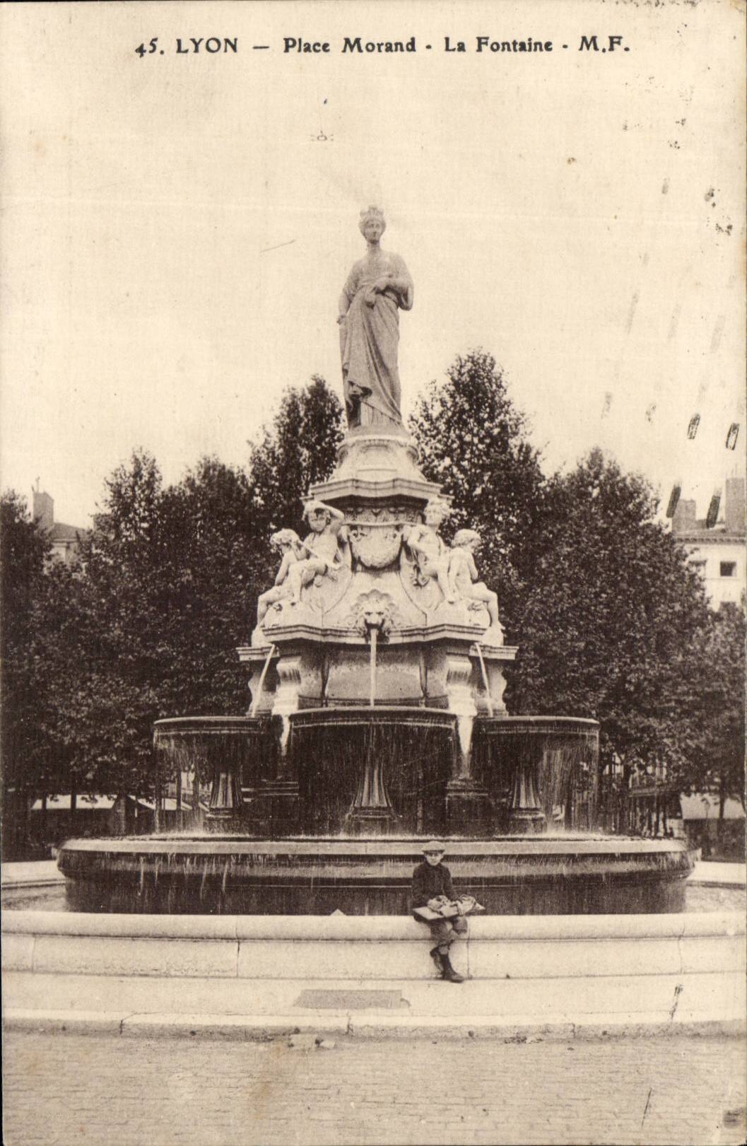 Lyon CPA Places Morand the fountain