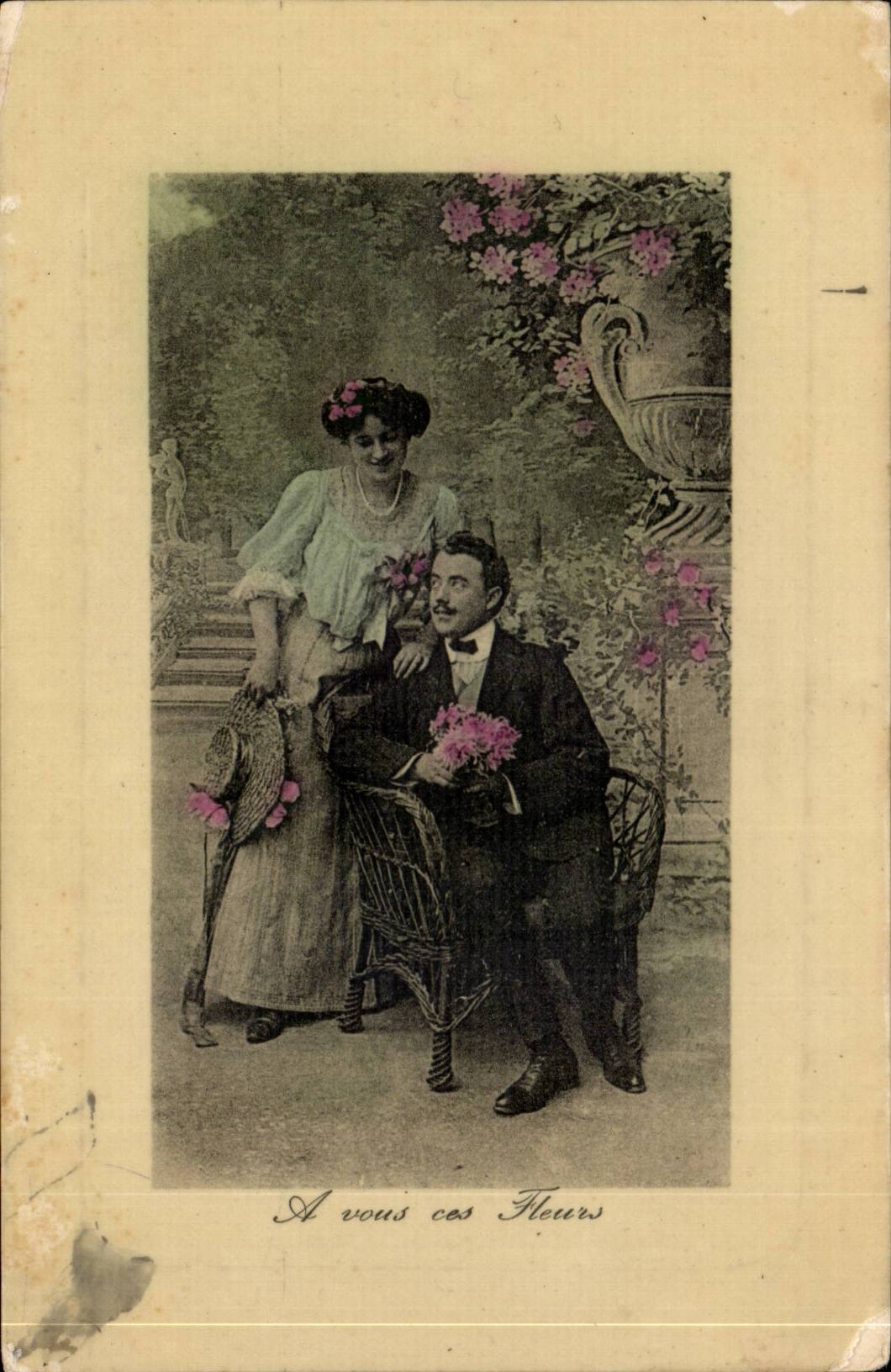 Fantasy - Couple - has to you these flowers - CPA