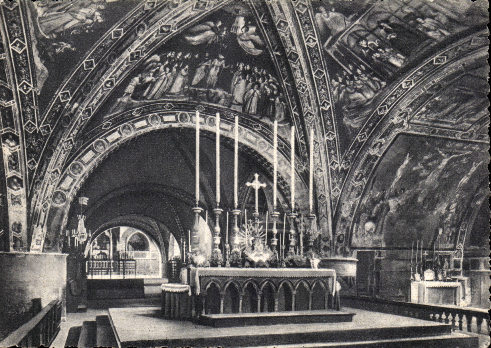 Italien Italien Assisi CPA Chiesa inferiore di S Francesco Altare Maggiore Str François