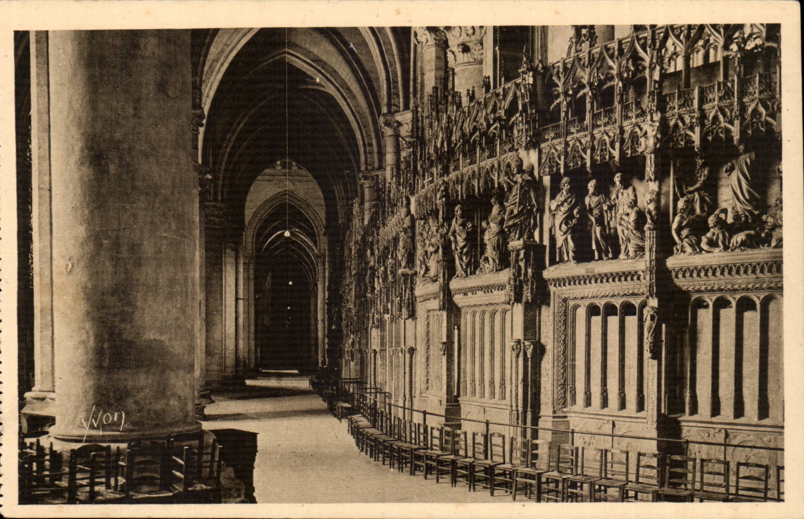 Interior Chartres CPA of the cathedral the deambulatoire
