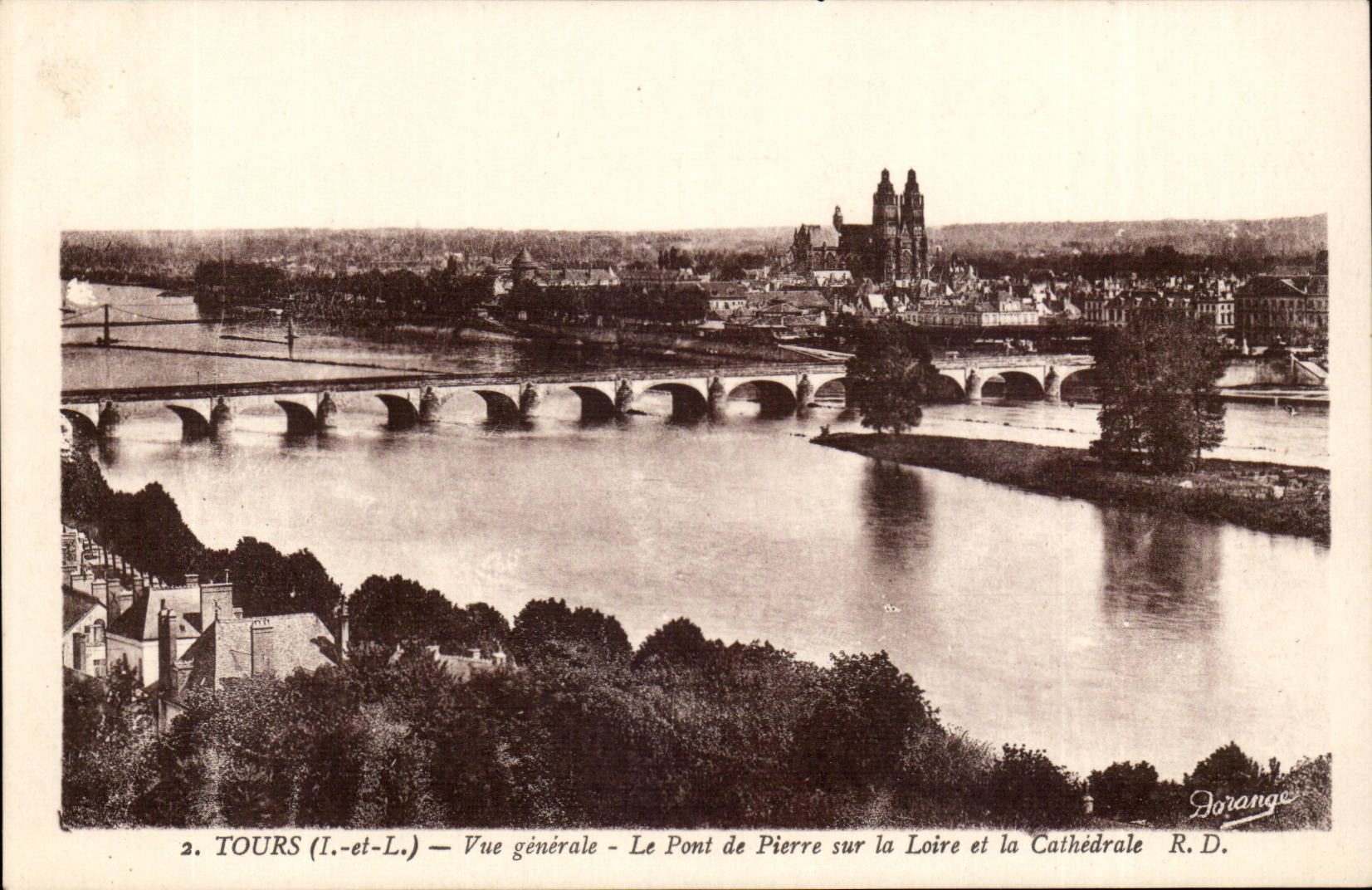 Tours CPA Vue generale Le pont de pierre sur la Loire et la cathedrale
