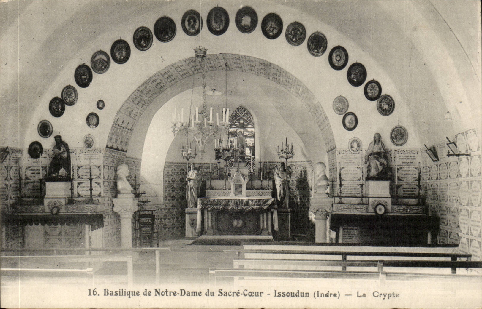 Basilique de Notre DAme du sacre Coeur CPA Issoudun La crypte