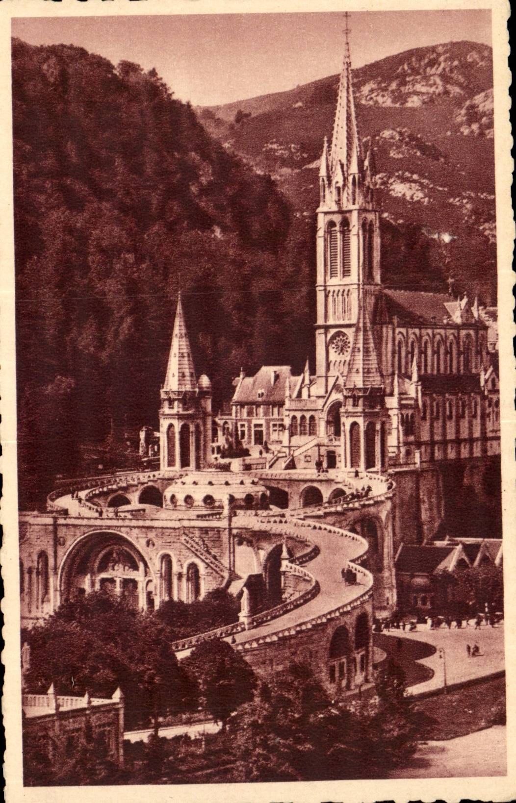 Lourdes CPA the basilica seen of dimension