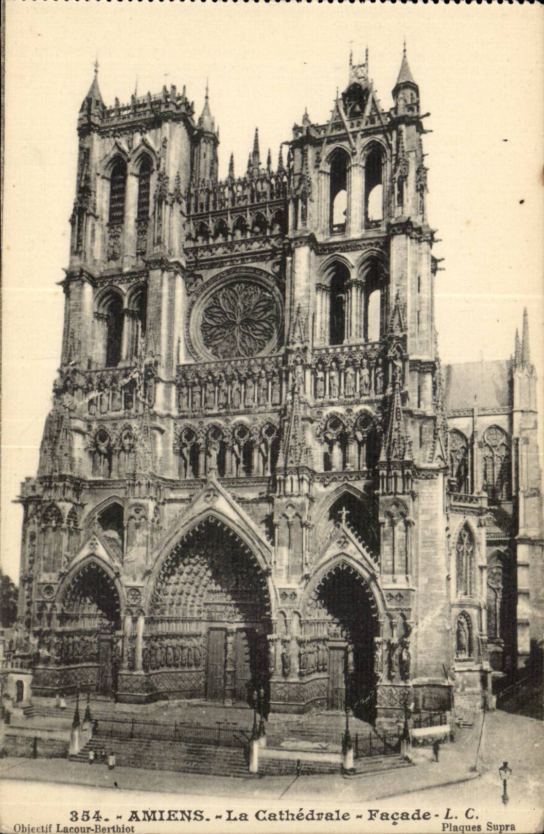 Amiens CPA the cathedral Frontage