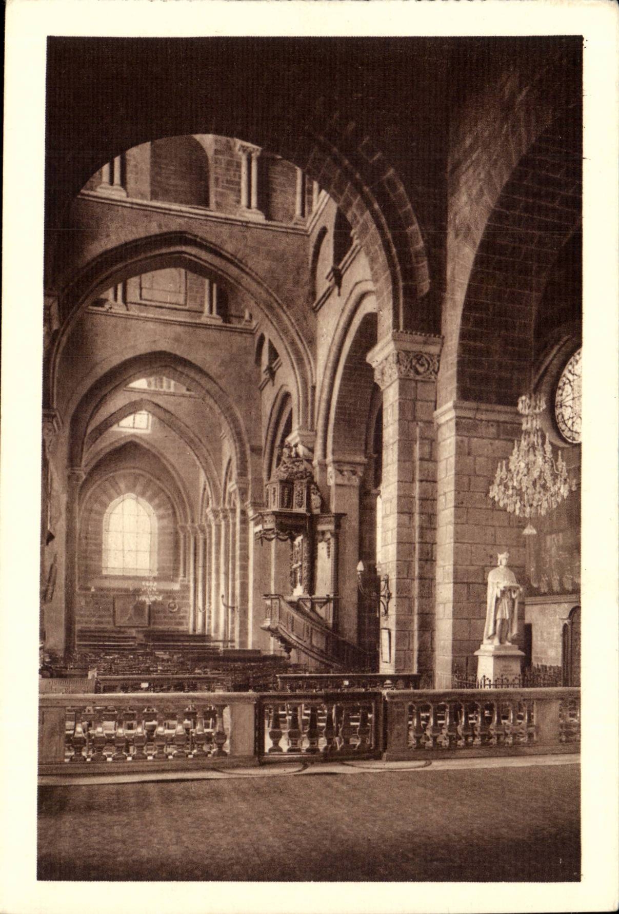Cathedrale du Puy CPA La cathedrale Nef centrale Vue du choeur a droite Statue de Saint Louis
