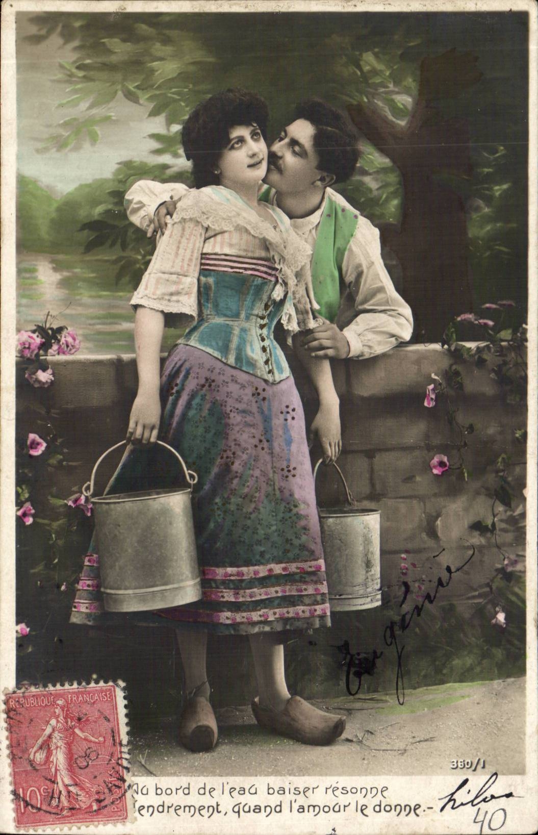 CPA Fantaisie Couple Au bord de l'eau baiser resonne (porteuse d'eau)