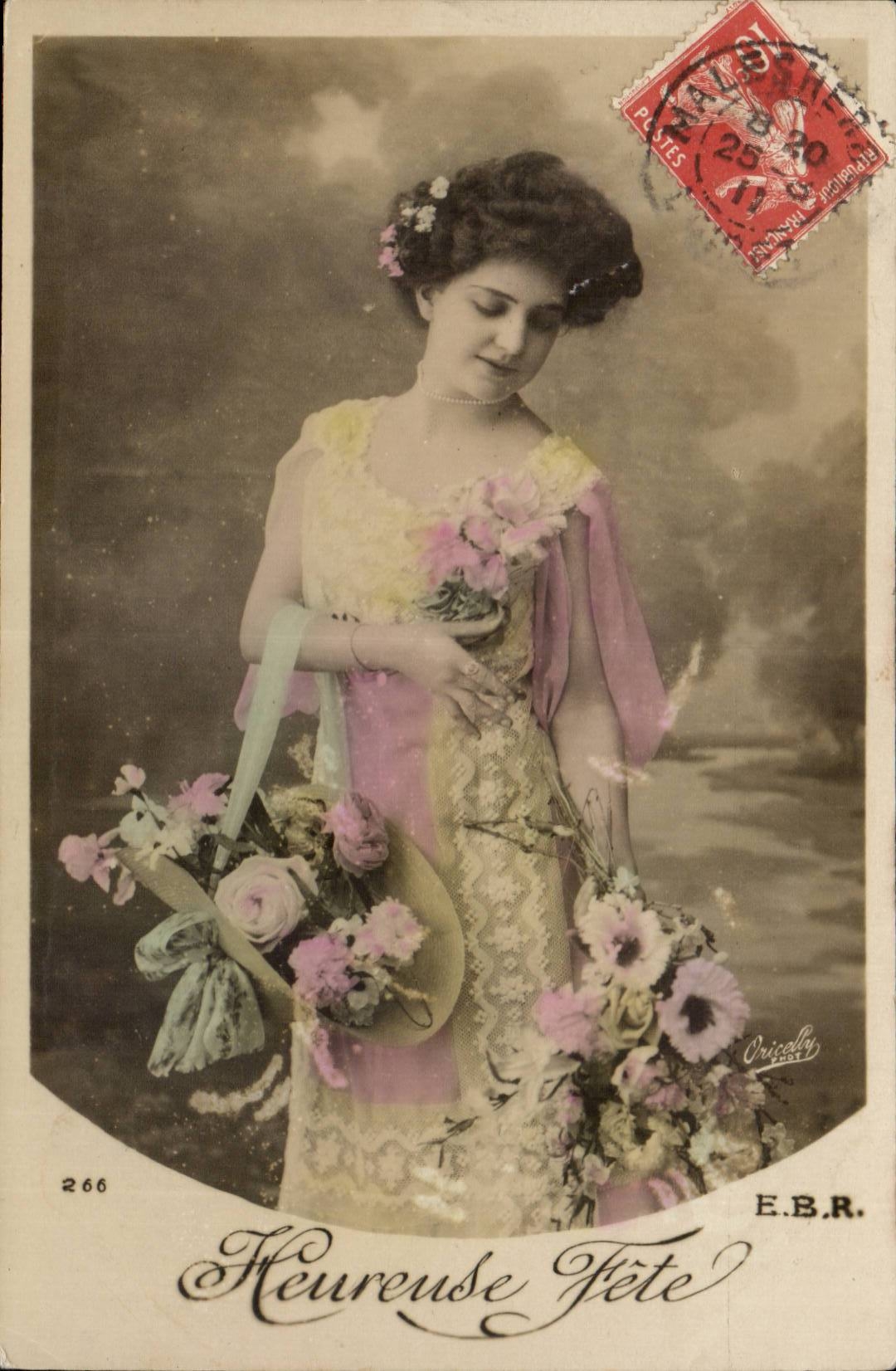 CPA Phantasie-gluckliche Frau feiert