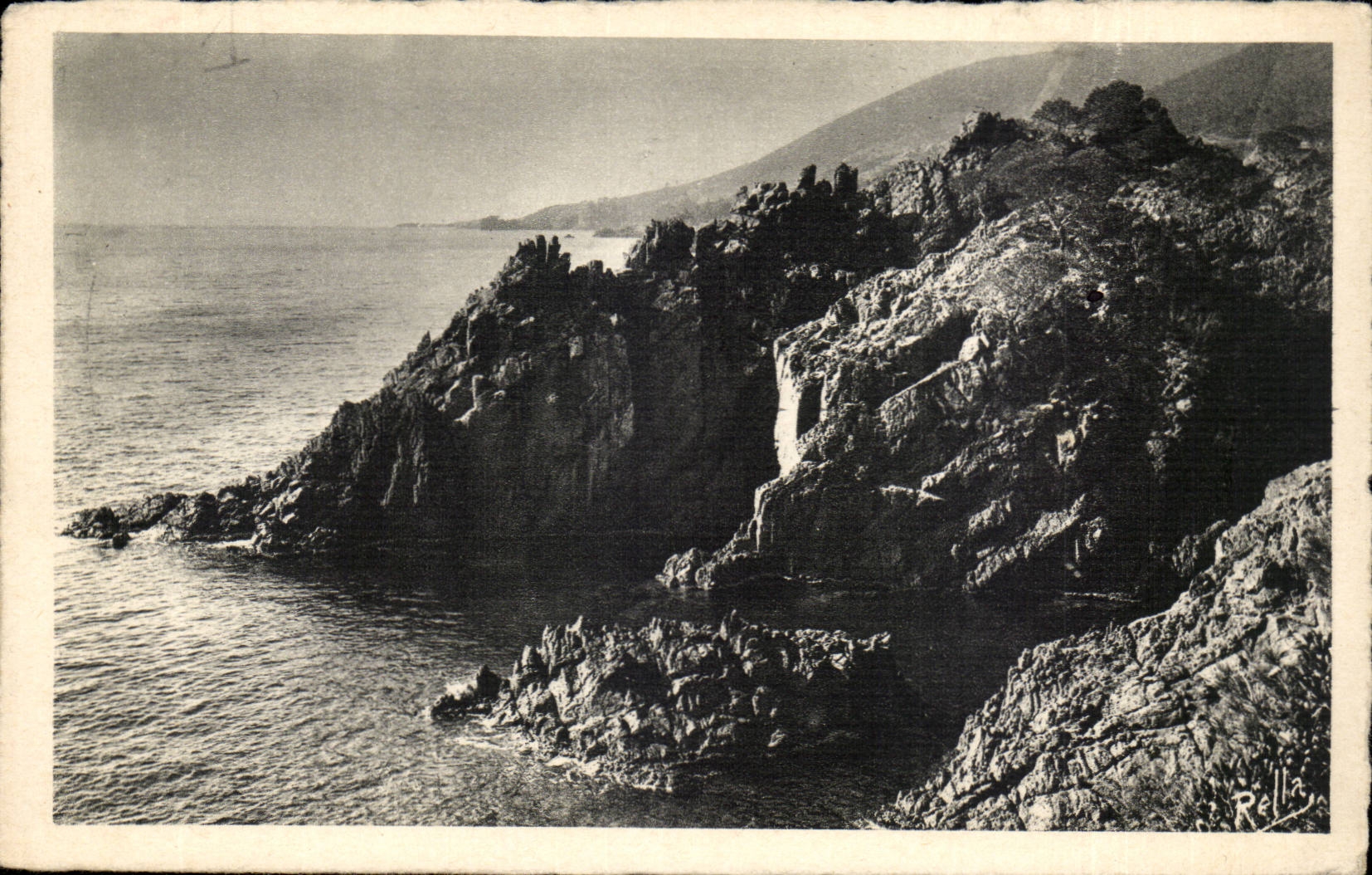 Die Gesimsfelsen des Gold CPA von Trayas