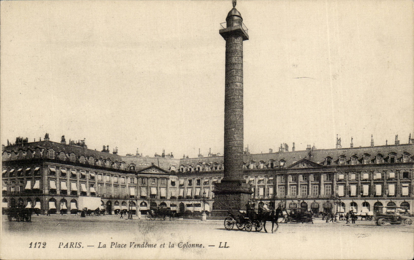 Paris CPA La place Vendome et la colonne