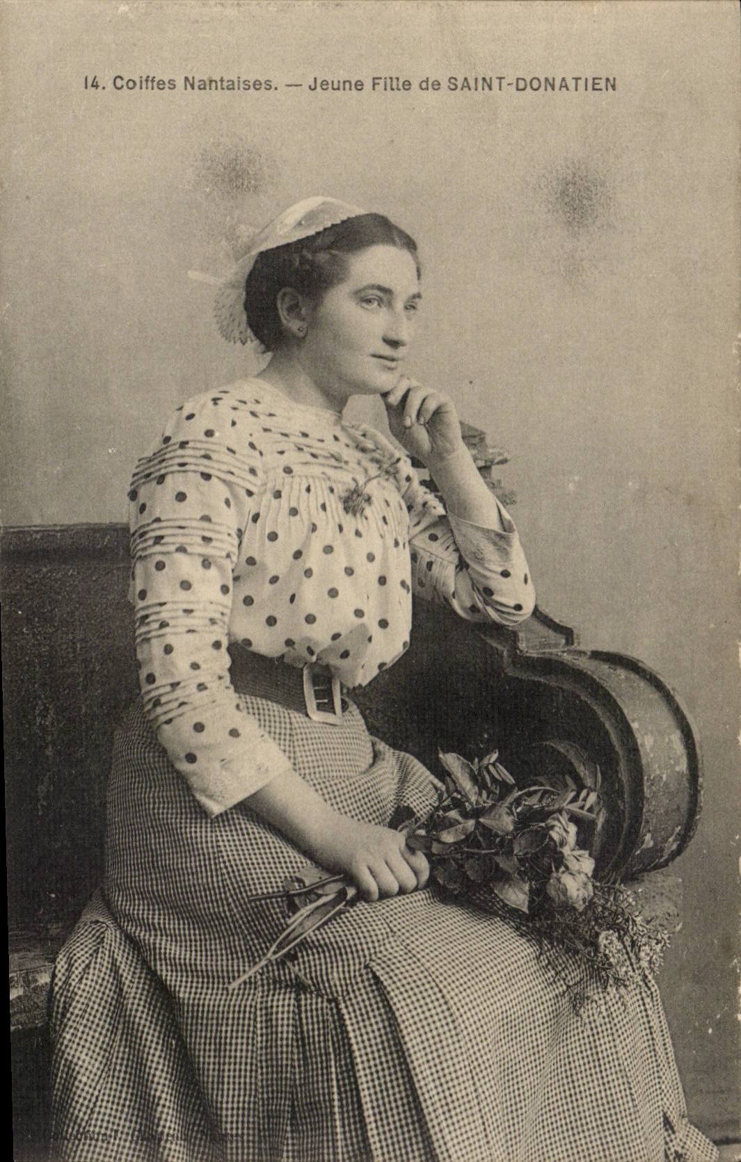 Nantes caps CPA girl of Saint Donatien (Nantes folklore characters woman) TOP