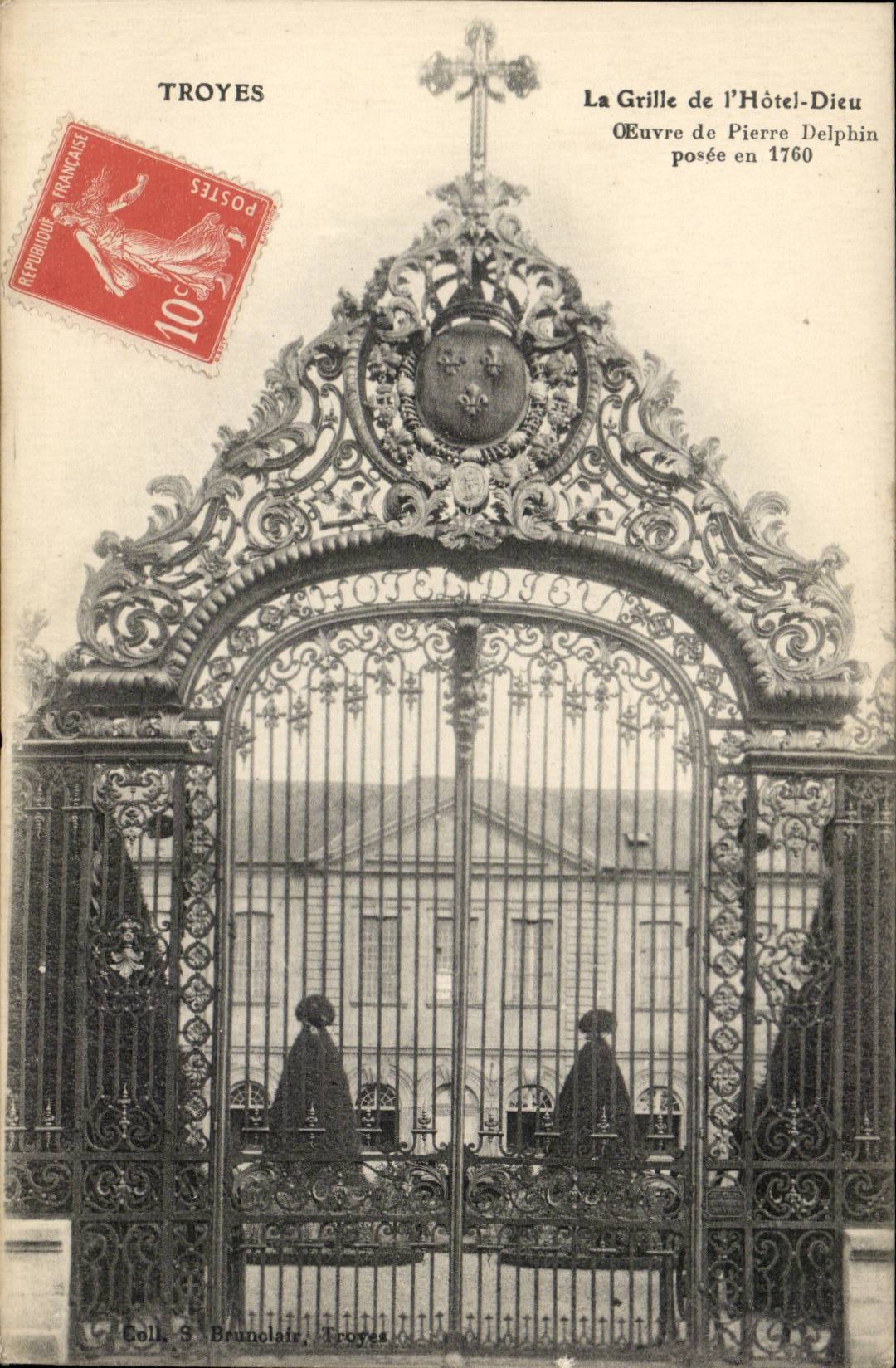 TRoyes CPA the grid of the hotel God works of Pierre Delphin posee in 1760