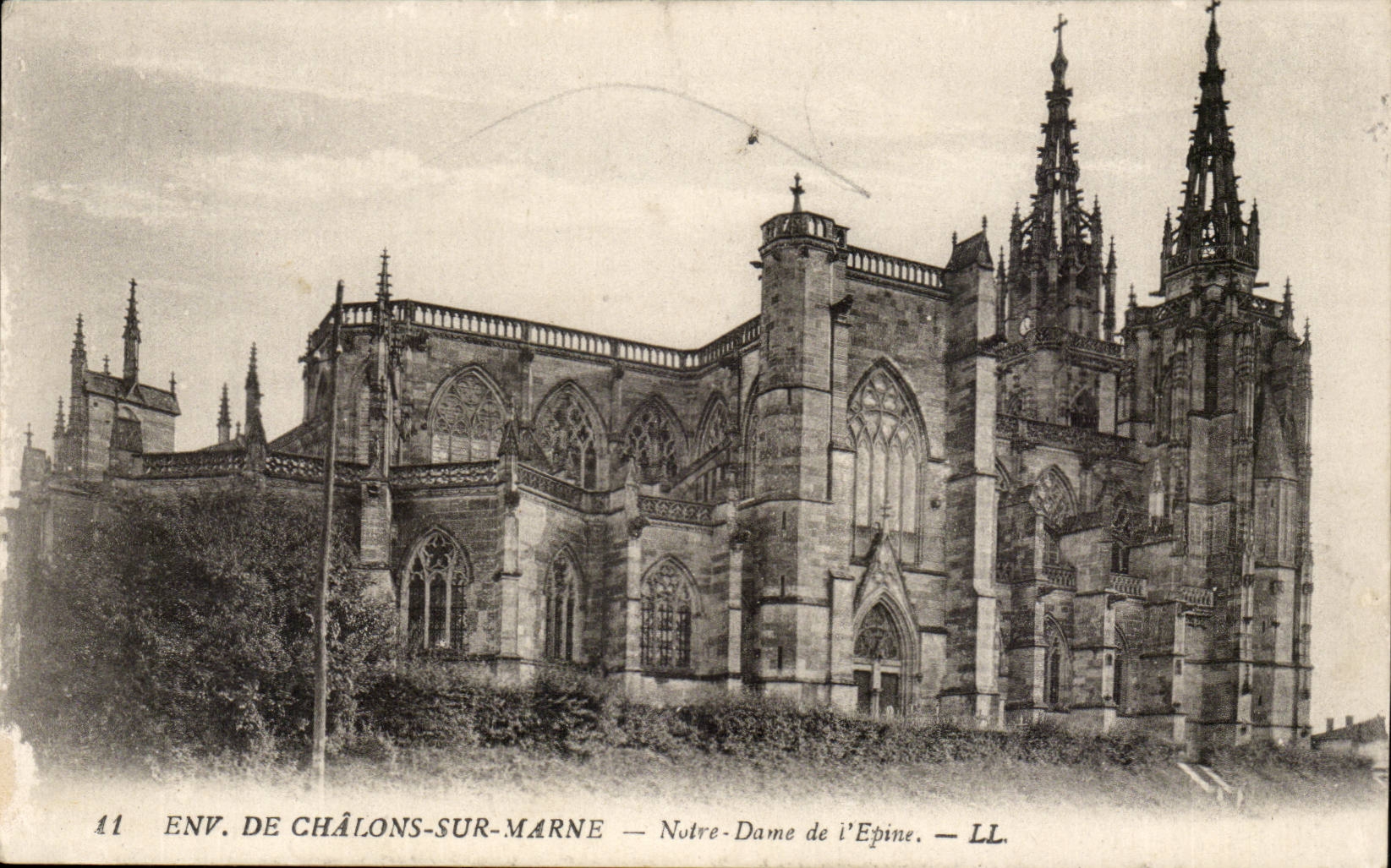 Surroundings of Trawl-nets on the Marne CPA Notre Dame of the spine