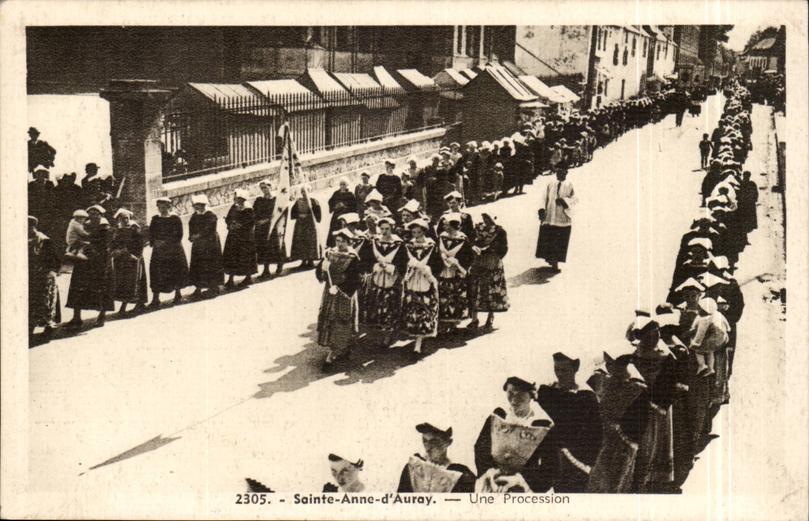 Saint Anne d' Auray CPA a procession (foklore)