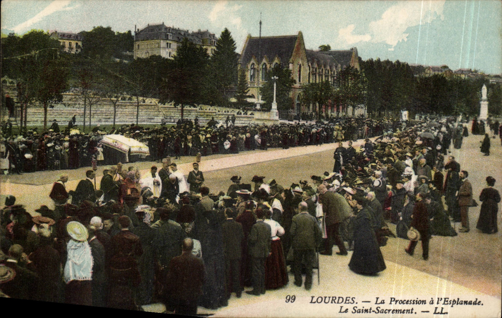 Lourdes CPA the procession with the esplanade Saint sacrament