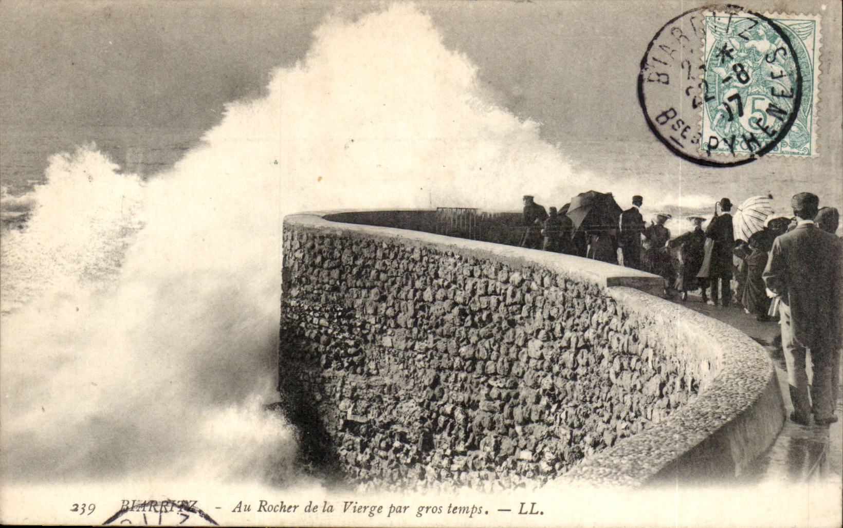 Biarritz CPA Au rocher de la vierge par gros temps