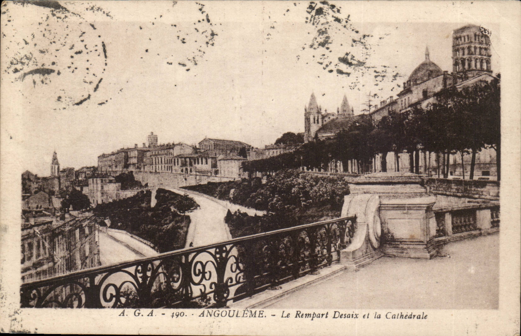 Angouleme CPA Le rempart Desoix et la cathedrale
