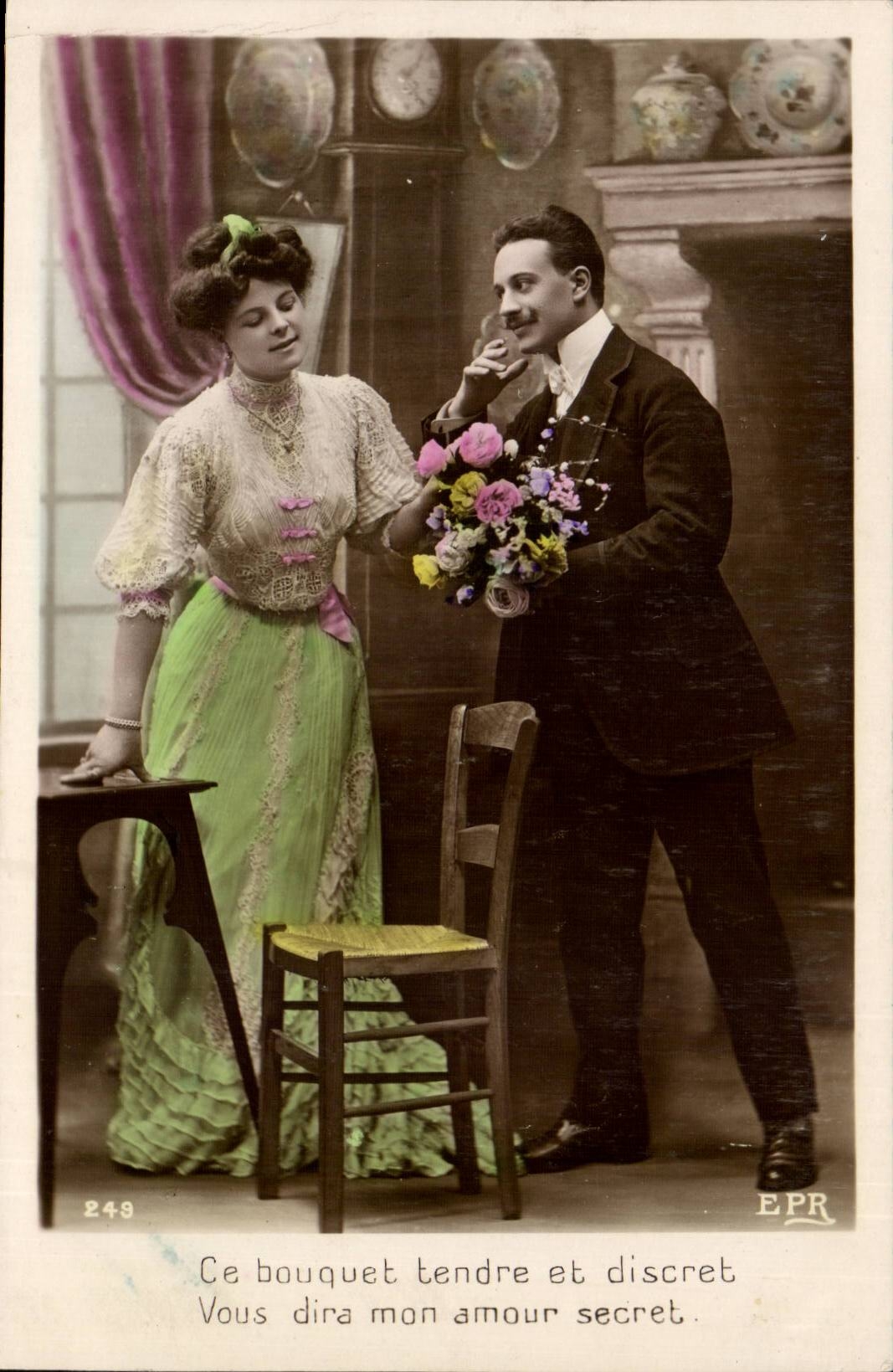 CPA Fantaisie Couple CE bouquet tendre et discret 