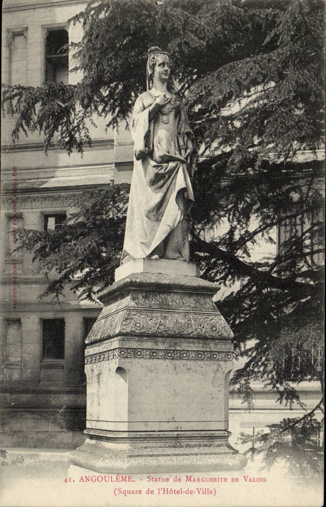 Angouleme CPA Statue de Marguerite de Valois (square de l'hotel de ville)